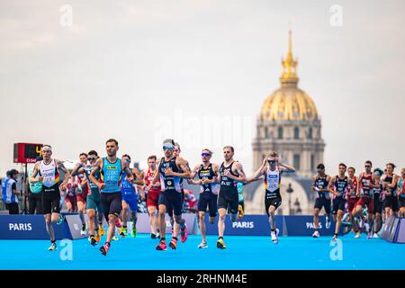 Paris, France. 18 août 2023. Geens Jelle (bel) 03 Léo Bergere (FRA) 07 Dorian Coninx (FRA) lors de l'épreuve test des Jeux Olympiques et Paralympiques de triathlon 2023, du 17 au 20 août 2023 à Paris, France - photo Germain Hazard/FFTRI/DPPI crédit : DPPI Media/Alamy Live News Banque D'Images