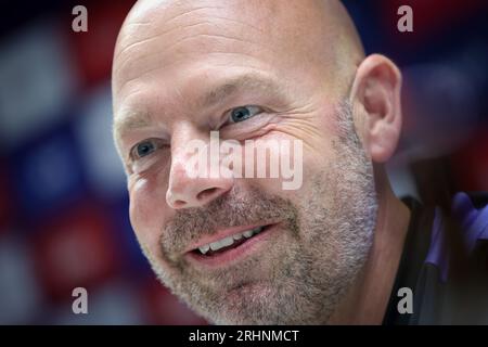 Bruxelles, Belgique. 18 août 2023. Brian Riemer, entraîneur-chef d'Anderlecht, photographié lors d'une conférence de presse du club de première division RSC Anderlecht, vendredi 18 août 2023 à Bruxelles, pour discuter de leur prochain match dans les championnats de Belgique. BELGA PHOTO VIRGINIE LEFOUR crédit : Belga News Agency/Alamy Live News Banque D'Images