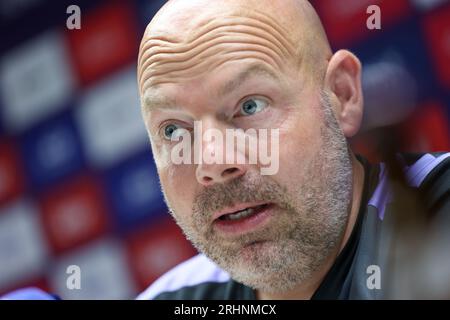Bruxelles, Belgique. 18 août 2023. Brian Riemer, entraîneur-chef d'Anderlecht, photographié lors d'une conférence de presse du club de première division RSC Anderlecht, vendredi 18 août 2023 à Bruxelles, pour discuter de leur prochain match dans les championnats de Belgique. BELGA PHOTO VIRGINIE LEFOUR crédit : Belga News Agency/Alamy Live News Banque D'Images