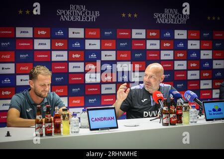 Bruxelles, Belgique. 18 août 2023. Le nouveau joueur d'Anderlecht, Mats rites, et l'entraîneur-chef d'Anderlecht, Brian Riemer, photographiés lors d'une conférence de presse du club de première division RSC Anderlecht, vendredi 18 août 2023 à Bruxelles, pour discuter de leur prochain match dans les championnats de Belgique. BELGA PHOTO VIRGINIE LEFOUR crédit : Belga News Agency/Alamy Live News Banque D'Images