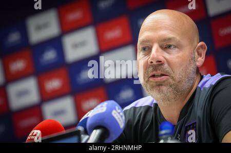 Bruxelles, Belgique. 18 août 2023. Brian Riemer, entraîneur-chef d'Anderlecht, photographié lors d'une conférence de presse du club de première division RSC Anderlecht, vendredi 18 août 2023 à Bruxelles, pour discuter de leur prochain match dans les championnats de Belgique. BELGA PHOTO VIRGINIE LEFOUR crédit : Belga News Agency/Alamy Live News Banque D'Images