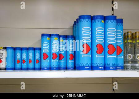 Kos, Grèce - 7 mai 2023 : bouteilles Ouzo grecques au magasin du marché. L'ouzo est une boisson grecque typique à base d'anis Banque D'Images