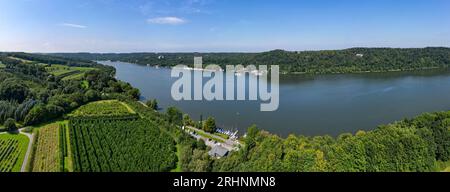 Essen, Allemagne. 18 août 2023. Le lac Baldeney est le plus grand réservoir de la Ruhr et un haut lieu de loisirs pour toute la région de la Ruhr. Avec un programme d’une journée et probablement des dizaines de milliers de visiteurs, la ville d’Essen fêtera samedi le 90e anniversaire du lac Baldeney, dans le sud de la ville. (Tourné avec un drone) crédit : Christoph Reichwein/dpa/Alamy Live News Banque D'Images