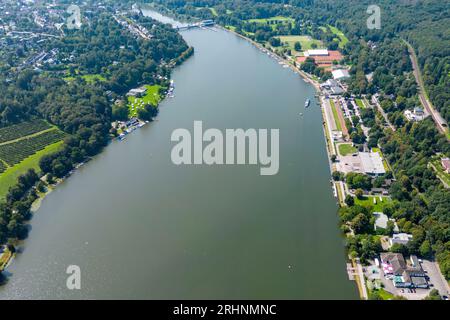 Essen, Allemagne. 18 août 2023. Le lac Baldeney est le plus grand réservoir de la Ruhr et un haut lieu de loisirs pour toute la région de la Ruhr. Avec un programme d’une journée et probablement des dizaines de milliers de visiteurs, la ville d’Essen fêtera samedi le 90e anniversaire du lac Baldeney, dans le sud de la ville. (Tourné avec un drone) crédit : Christoph Reichwein/dpa/Alamy Live News Banque D'Images