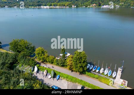 Essen, Allemagne. 18 août 2023. Le lac Baldeney est le plus grand réservoir de la Ruhr et un haut lieu de loisirs pour toute la région de la Ruhr. Avec un programme d’une journée et probablement des dizaines de milliers de visiteurs, la ville d’Essen fêtera samedi le 90e anniversaire du lac Baldeney, dans le sud de la ville. (Tourné avec un drone) crédit : Christoph Reichwein/dpa/Alamy Live News Banque D'Images