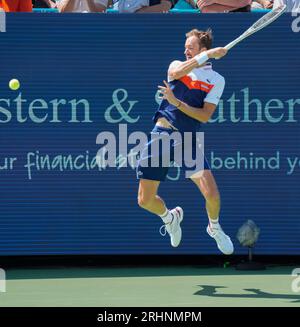 16 août 2023 : Daniil Medvedev (RUS) perd face à Alexander Zverev (GER), 6-4, 5-6 à l'Open de Western & Southern au Lindner Family tennis Center à Mason, Ohio, {USA} © Leslie Billman/Tennisclix/Cal Sport Media Banque D'Images