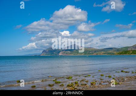 La plage de Traeth Morfa Nefynm sur la côte nord de la Llyn vers YR eIFL. Péninsule du nord du pays de Galles. Banque D'Images