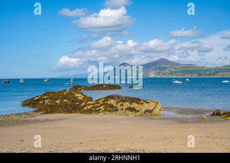 En regardant le long de la plage vers Porthdinllaen à Traeth Morfa Nefynm sur la côte nord de la Llyn. Péninsule du nord du pays de Galles. Banque D'Images