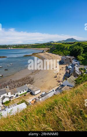 En regardant le long de la plage vers Porthdinllaen à Traeth Morfa Nefynm sur la côte nord de la Llyn. Péninsule du nord du pays de Galles. Banque D'Images