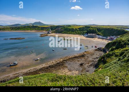 En regardant le long de la plage vers Porthdinllaen à Traeth Morfa Nefynm sur la côte nord de la Llyn. Péninsule du nord du pays de Galles. Banque D'Images