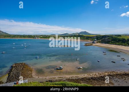 En regardant le long de la plage vers Porthdinllaen à Traeth Morfa Nefynm sur la côte nord de la Llyn. Péninsule du nord du pays de Galles. Banque D'Images