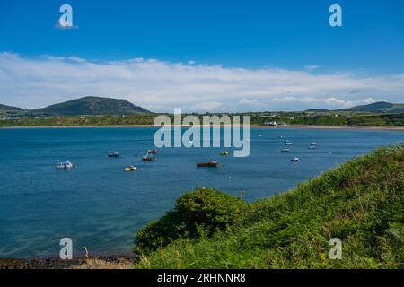 En regardant le long de la plage vers Porthdinllaen à Traeth Morfa Nefynm sur la côte nord de la Llyn. Péninsule du nord du pays de Galles. Banque D'Images