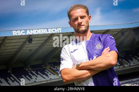 Bruxelles, Belgique. 18 août 2023. Le nouveau joueur d'Anderlecht, Mats rites, pose pour le photographe après une conférence de presse du club de première division RSC Anderlecht, vendredi 18 août 2023 à Bruxelles, pour discuter de leur prochain match dans les championnats de Belgique. BELGA PHOTO VIRGINIE LEFOUR crédit : Belga News Agency/Alamy Live News Banque D'Images