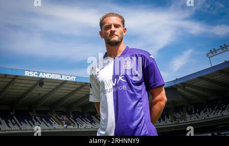 Bruxelles, Belgique. 18 août 2023. Le nouveau joueur d'Anderlecht, Mats rites, pose pour le photographe après une conférence de presse du club de première division RSC Anderlecht, vendredi 18 août 2023 à Bruxelles, pour discuter de leur prochain match dans les championnats de Belgique. BELGA PHOTO VIRGINIE LEFOUR crédit : Belga News Agency/Alamy Live News Banque D'Images