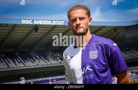 Bruxelles, Belgique. 18 août 2023. Le nouveau joueur d'Anderlecht, Mats rites, pose pour le photographe après une conférence de presse du club de première division RSC Anderlecht, vendredi 18 août 2023 à Bruxelles, pour discuter de leur prochain match dans les championnats de Belgique. BELGA PHOTO VIRGINIE LEFOUR crédit : Belga News Agency/Alamy Live News Banque D'Images