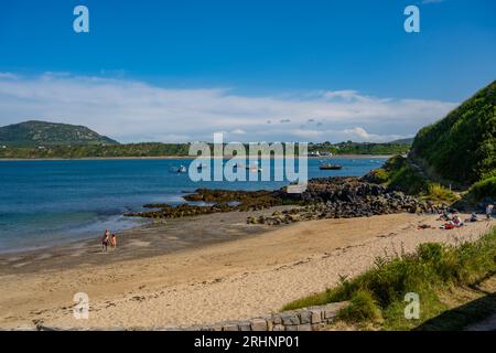 En regardant le long de la plage vers Porthdinllaen à Traeth Morfa Nefynm sur la côte nord de la Llyn. Péninsule du nord du pays de Galles. Banque D'Images