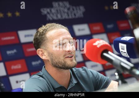 Bruxelles, Belgique. 18 août 2023. Le nouveau joueur d'Anderlecht Mats rites photographié lors d'une conférence de presse du club de première division RSC Anderlecht, vendredi 18 août 2023 à Bruxelles, pour discuter de leur prochain match dans les championnats de Belgique. BELGA PHOTO VIRGINIE LEFOUR crédit : Belga News Agency/Alamy Live News Banque D'Images