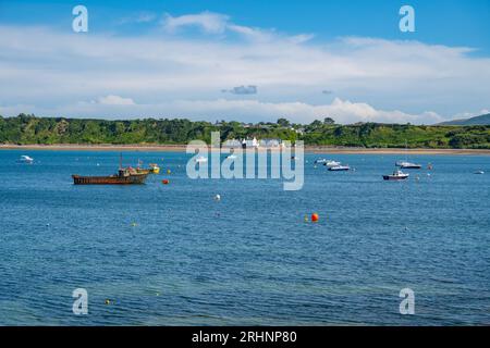 En regardant le long de la plage vers Porthdinllaen à Traeth Morfa Nefynm sur la côte nord de la Llyn. Péninsule du nord du pays de Galles. Banque D'Images