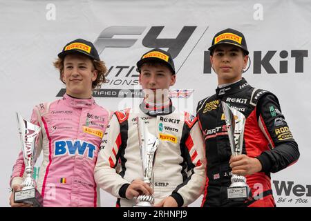 Formule 4 Knockhill Sunday Podium Douwe Dedecker, Gabriel Stilp & JOSH IRFAN Banque D'Images