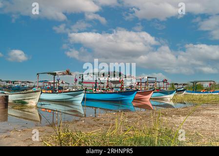 Bateaux d'excursion décorés dans le lac Isikli à Civril, Denizli Banque D'Images