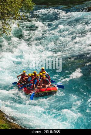 Antalya, Turquie - 10 août 2023 : rafting sur un grand bateau de rafting sur la rivière dans Antalya Koprulu Canyon. Banque D'Images