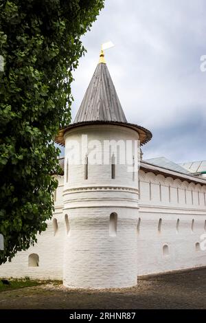 Moscou, Russie - 14 août 2023, vue de Spaso-Andronikov Monastère de Sauveur est un ancien monastère sur la rive de la rivière Yauza. Banque D'Images