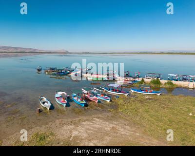 Bateaux d'excursion décorés dans le lac Isikli à Civril, Denizli Banque D'Images