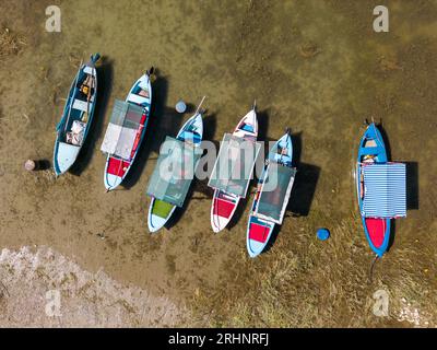 Bateaux d'excursion décorés dans le lac Isikli à Civril, Denizli Banque D'Images