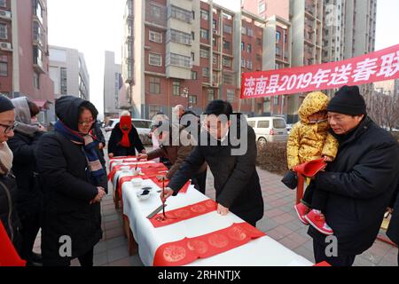 Comté de Luannan - 19 janvier 2019 : les gens écrivent des couplets du Festival du printemps pour célébrer la venue du Festival du printemps. Comté de Luannan, Hebei P Banque D'Images