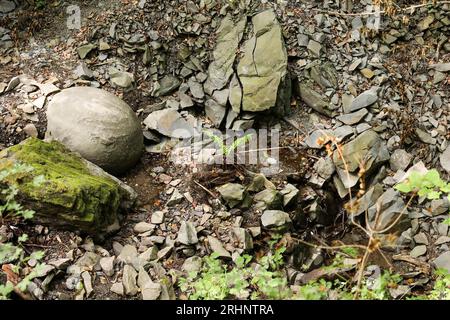 Tuzla, Bosnie-Herzégovine. 17 août 2023. Massive Stone Sphere sont vus dans le village de Zavidovici en Bosnie-Herzégovine le 9 août 2023. C'est la plus grande découverte de sphères de pierre en Europe. À ce jour, environ 60 d'entre eux ont été trouvés, dont 11 ont été conservés en excellent état et sont tous alignés le long d'un ruisseau dans la forêt et sont proches les uns des autres. Photo : Emica Elvedji/PIXSELL crédit : Pixsell/Alamy Live News Banque D'Images
