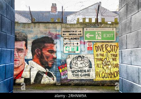 Mur de la diversité, peinture murale sur le hall, Women at the Game mural pendant le match Grimsby Town vs Salford City FC Sky Bet League 2 à Blundell Park, Cleethorpes, Royaume-Uni le 15 août 2023 Credit : Every second Media/Alamy Live News Banque D'Images