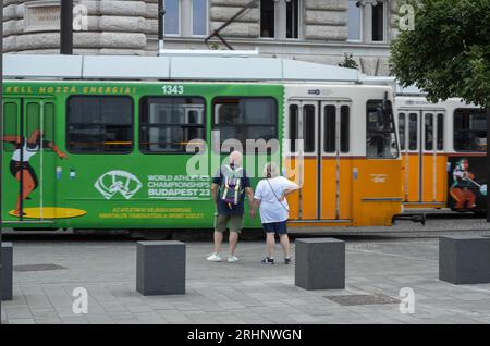 Budapest. 18 août 2023. Un tramway avec des affiches des Championnats du monde d'athlétisme Budapest 2023 se déplace à Budapest, Hongrie, le 18 août 2023. Crédit : Meng Dingbo/Xinhua/Alamy Live News Banque D'Images