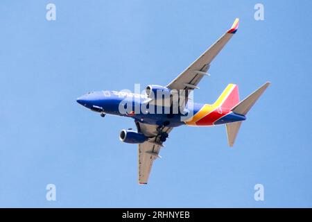 Un avion de Southwest Airlines se dirige vers l'aéroport international Sky Harbor à Phoenix, Arizona, le 16 mars 2023. Bob Jordan, PDG de Southwest Airlines, a déclaré qu'une pénurie de pilotes à l'échelle de l'industrie devrait durer trois ans. À la suite des arrêts de la pandémie de covid, Southwest a dû faire face à une pénurie de pilotes qui affecte la capacité des compagnies aériennes à exploiter ses vols. (Photo : Alexandra Buxbaum/Sipa USA) crédit : SIPA USA/Alamy Live News Banque D'Images