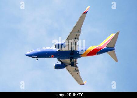 Un avion de Southwest Airlines se dirige vers l'aéroport international Sky Harbor à Phoenix, Arizona, le 16 mars 2023. Bob Jordan, PDG de Southwest Airlines, a déclaré qu'une pénurie de pilotes à l'échelle de l'industrie devrait durer trois ans. À la suite des arrêts de la pandémie de covid, Southwest a dû faire face à une pénurie de pilotes qui affecte la capacité des compagnies aériennes à exploiter ses vols. (Photo : Alexandra Buxbaum/Sipa USA) crédit : SIPA USA/Alamy Live News Banque D'Images