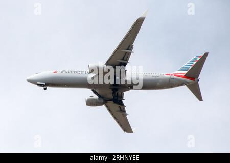 Un avion d'American Airlines se dirige vers l'aéroport international Sky Harbor à Phoenix, Arizona, le 16 mars 2023. American Airlines met fin à son partenariat avec Jet Blue et les deux compagnies aériennes ne vendront plus de billets sur les vols de l'autre après qu'un juge fédéral ait jugé que ce partenariat était trop anticoncurrentiel. (Photo : Alexandra Buxbaum/ crédit : SIPA USA/Alamy Live News Banque D'Images