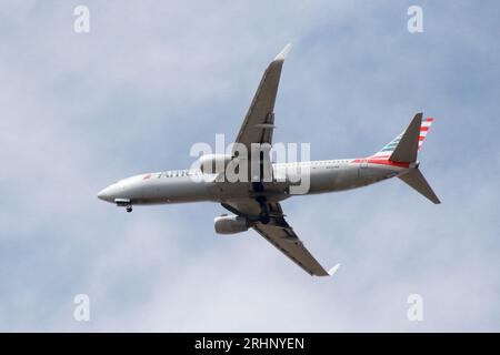 Un avion d'American Airlines se dirige vers l'aéroport international Sky Harbor à Phoenix, Arizona, le 16 mars 2023. American Airlines met fin à son partenariat avec Jet Blue et les deux compagnies aériennes ne vendront plus de billets sur les vols One anotherÕs après qu’un juge fédéral ait jugé que ce partenariat était trop anticoncurrentiel. (Photo : Alexandra Buxbaum/ crédit : SIPA USA/Alamy Live News Banque D'Images