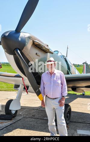 Andy Saunders auteur de Spitfire Mk I P9374 lors du lancement du livre avec restauré Supermarine Spitfire JE Seconde Guerre mondiale avion objet du livre Banque D'Images