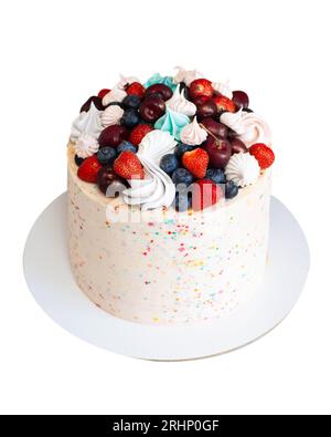 Joyeux gâteau d'anniversaire avec des saupoudriers, des cerises, des fraises, des bleuets et des meringues Banque D'Images