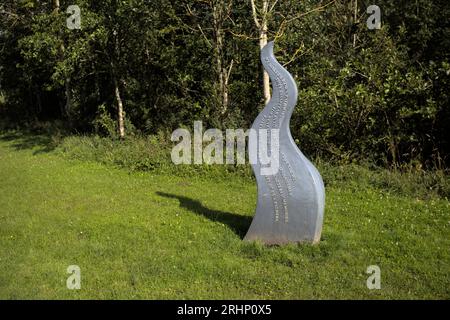 L'une des sculptures en acier de la flamme de Bernadette Hughes sur le site de la mine de Sutton Manoir où vous trouverez également la sculpture 'The Dream'. Banque D'Images