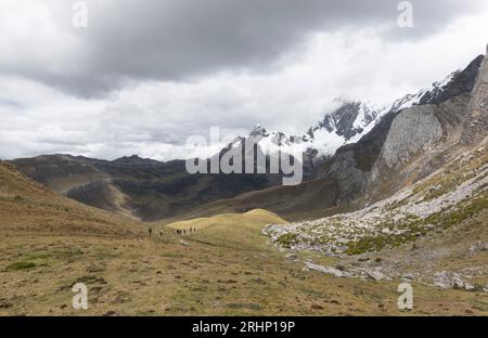 Randonneurs descendant du col de Cacanapunta, circuit de randonnée Huayhuash, Andes péruviennes Banque D'Images