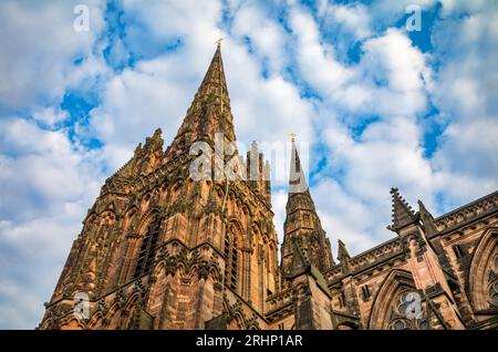 Regardant vers le haut les flèches jumelles (occidentales) de la cathédrale anglicane Lichfield, Staffordshire, Royaume-Uni, sculptée et décorée avec soin. Datant de Banque D'Images