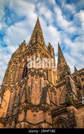 Regardant vers le haut les flèches jumelles (occidentales) de la cathédrale anglicane Lichfield, Staffordshire, Royaume-Uni, sculptée et décorée avec soin. Datant de Banque D'Images