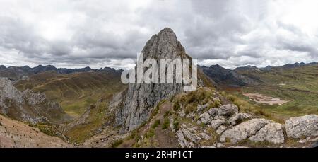 Panorama haute résolution, col de Cacanapunta, circuit de randonnée Huayhuash, Andes péruviennes Banque D'Images
