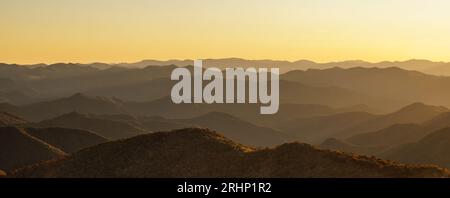 Nantahala National Forest, Cowee Mountain Overlook - Jackson County, Caroline du Nord. Le soleil couchant met en valeur les sommets des montagnes à Nantahala Nationa Banque D'Images