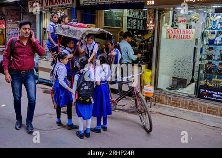 Inde, New Delhi, transport des écolières en pousse-pousse dans le vieux Delhi Banque D'Images