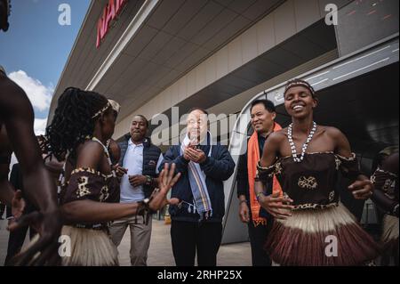 (230818) -- NAIROBI, 18 août 2023 (Xinhua) -- Mo Yan (C) interagit avec des artistes à la gare de Nairobi du chemin de fer à voie standard Mombasa-Nairobi à Nairobi, Kenya, 13 août 2023. POUR ALLER AVEC 'Feature : le lauréat du prix Nobel encourage plus de Chinois à 'aller en Afrique'' (Xinhua/Wang Guansen) Banque D'Images