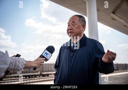 (230818) -- NAIROBI, 18 août 2023 (Xinhua) -- Mo Yan parle lors d'une interview avec Xinhua à la gare de Nairobi du chemin de fer à voie standard Mombasa-Nairobi à Nairobi, Kenya, le 13 août 2023. POUR ALLER AVEC 'Feature : le lauréat du prix Nobel encourage plus de Chinois à 'aller en Afrique'' (Xinhua/Wang Guansen) Banque D'Images