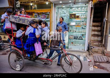 Inde, New Delhi, transport des écolières en pousse-pousse dans le vieux Delhi Banque D'Images