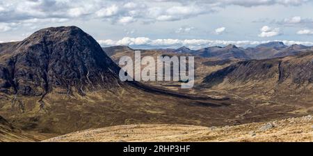 panorama de buachaille etive mor à glencoe vers ben nevis depuis le domaine skiable de glencoe Banque D'Images