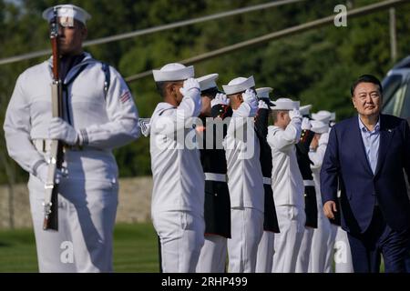 Comté de Frederick, États-Unis. 18 août 2023. Le président sud-coréen Yoon Suk Yeol arrive pour un sommet trilatéral à Camp David dans le comté de Frederick, Maryland, le vendredi 18 août 2023. Photo de Nathan Howard/UPI crédit : UPI/Alamy Live News Banque D'Images